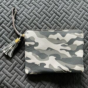 G.I.L.I. Haloguard RFID Leather Zip Clutch Bag w/ Tassel Grey
Camouflage